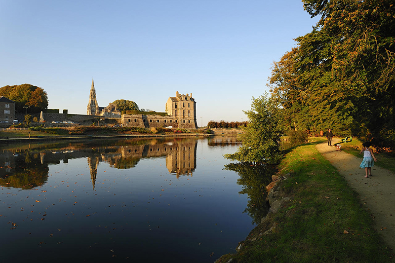 Château de Quintin vue de l'étang